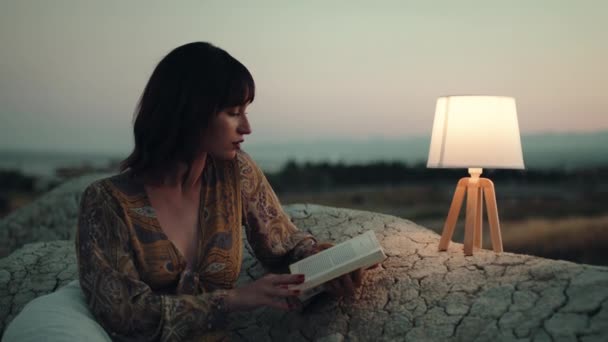 Beautiful Girl Enjoy Sunset Mountain Evening Abat Jour Lamp Stones — Wideo stockowe