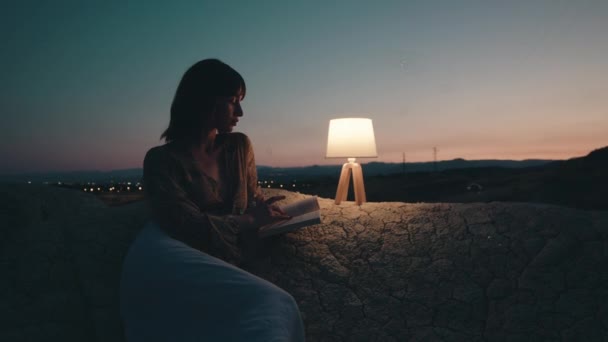 Beautiful Girl Enjoy Sunset Mountain Evening Abat Jour Lamp Stones — Wideo stockowe
