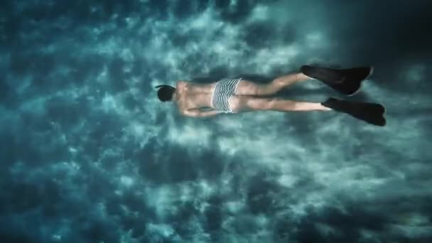 Boy Dives Underwater Fins Cylinders — Vídeo de Stock