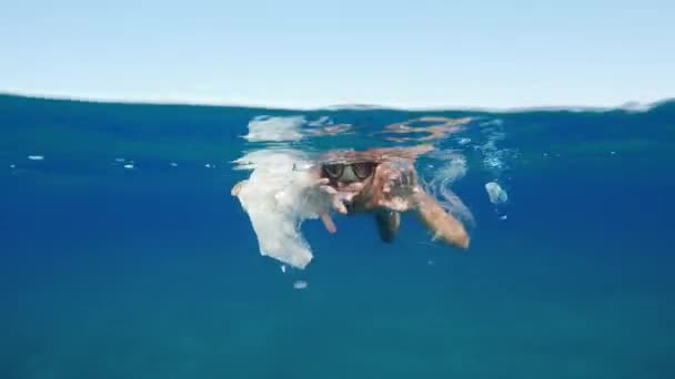 Αγόρι Κολυμβητής Περνά Ανάμεσα Από Πλαστικό Μιας Μολυσμένης Θάλασσας — Αρχείο Βίντεο