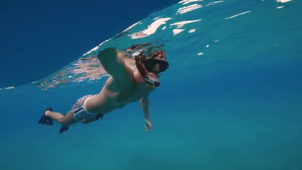 Boy Watching Underwater Attached Sup Table Ocean — Stockvideo