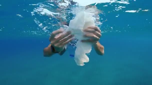 Αγόρι Συλλέγει Πλαστικό Μολυσμένο Ωκεανό — Αρχείο Βίντεο
