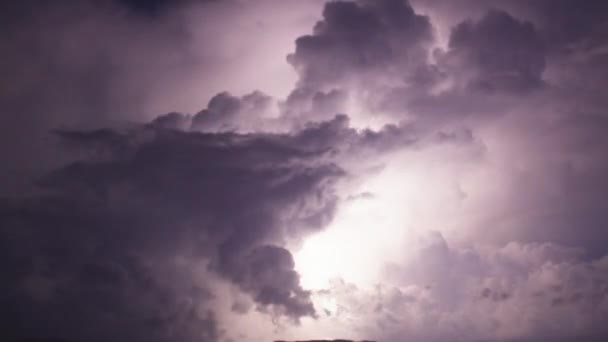Гроза Молний Облаках Ночном Небе Статическая Съемка — стоковое видео
