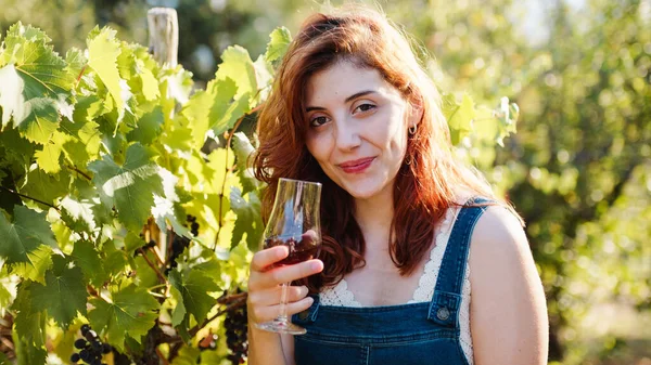 Young Beautiful Girl Goblet Red Wine Vineyards Quality Grapes Imagen de archivo