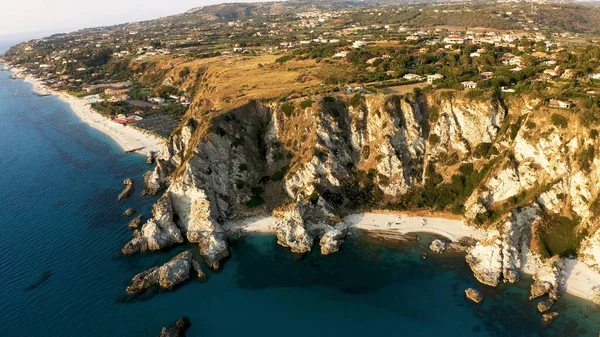 Cliff Calabria Land Mediterranean Sea Summer Season Aerial Drone Shoot lizenzfreie Stockfotos