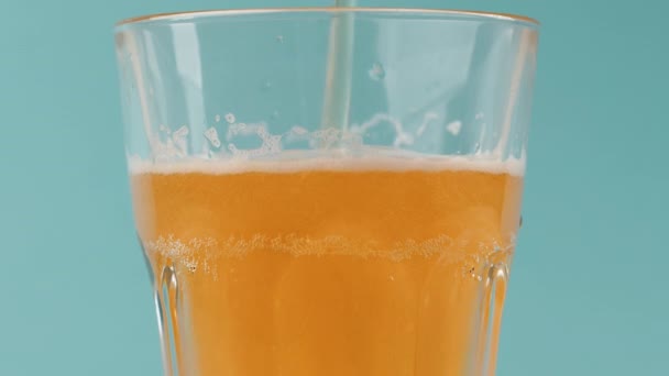 把新鲜啤酒倒在玻璃杯上 — 图库视频影像