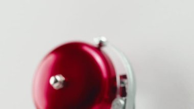 Beyaz duvardaki kırmızı çan okula geri döndü..