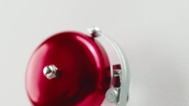 Beyaz duvardaki kırmızı çan okula geri döndü..