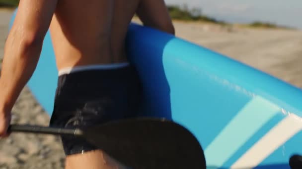 Pojken Kommer Upp Havet Efter Idrottsträning Med Sup Board — Stockvideo