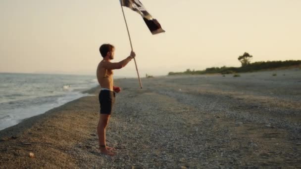 Ung Pojke Med Piratflagga Med Dödskalle Stranden Öde Nära Det — Stockvideo