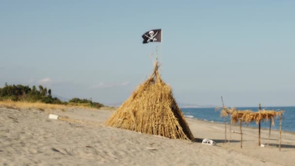 Piratenhütte Strand Mit Schwarzer Flagge Und Wehendem Totenkopf — Stockvideo