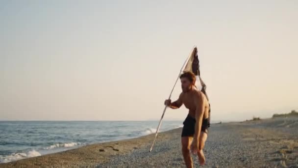 Ung Pojke Med Piratflagga Med Dödskalle Stranden Öde Nära Det — Stockvideo