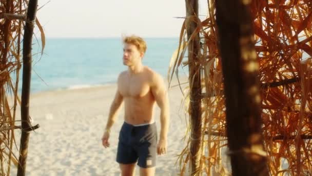 Хлопчик Виходить Хатини Покинутому Острові Пляжі — стокове відео