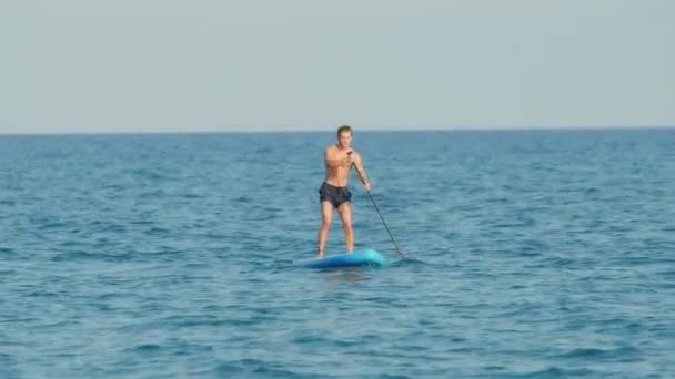 Menino Caminha Com Prancha Jantar Mar Calmo Outono Perto Ilha — Vídeo de Stock