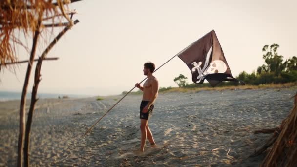 Молодий Хлопець Піратським Прапором Черепом Пляжі Пустельному Острові Біля Спокійного — стокове відео