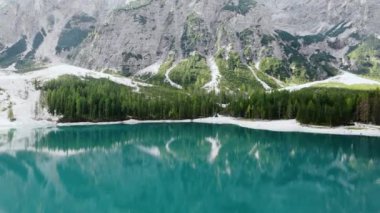 İtalya 'da Braies Gölü' nde. Yazın dağlarda. Hava atışı