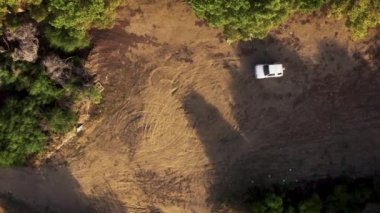 Off-road arabası kirli yolda donut yapıyor.