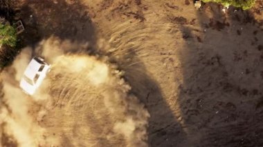 Off-road arabası kirli yolda donut yapıyor.