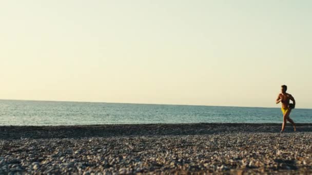 Чоловік Жовтому Костюмі Розважається Пляжі Світанку Ручна Стрілянина — стокове відео