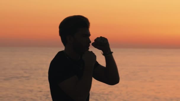 Чоловік Жовтому Костюмі Розважається Пляжі Світанку Ручна Стрілянина — стокове відео