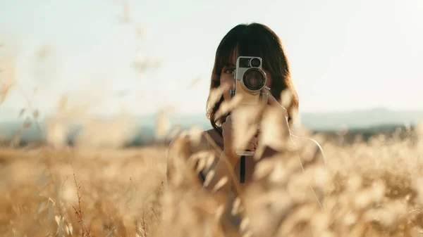 Pretty Girl Vintage 8Mm Camera Countryside — Stock Photo, Image