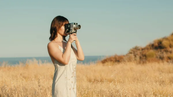 Pretty Girl Vintage 8Mm Camera Countryside — Stockfoto