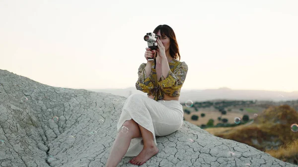 Beautiful Girl Observes Sunset Sitting Mountains Rock Summer — Stok Foto