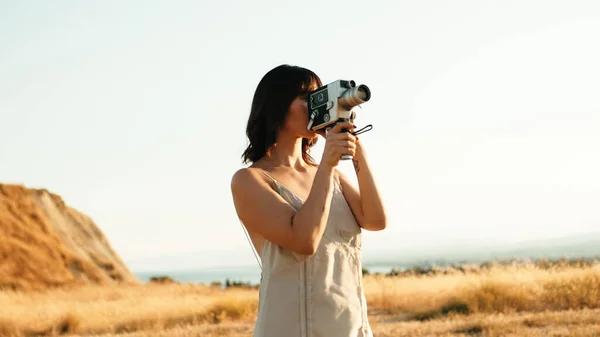 Pretty Girl Vintage 8Mm Camera Countryside — Stock Photo, Image