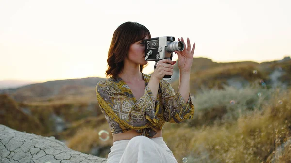 Young Girl Shoots 8Mm Vintage Camera Nature Bubbles — Stockfoto