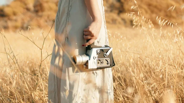 Beautiful Girl Countryside Summer Vintage 8Mm Camera — Stok Foto