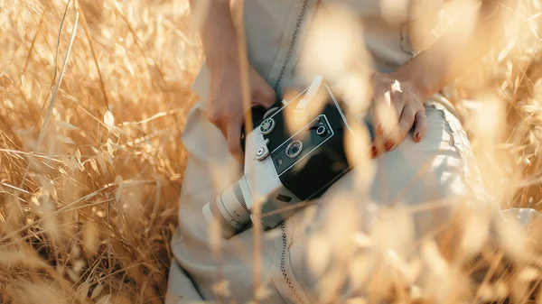 Beautiful Girl Countryside Summer Vintage 8Mm Camera — Stockfoto
