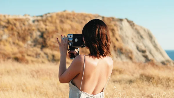 Pretty Girl Vintage 8Mm Camera Countryside — 스톡 사진