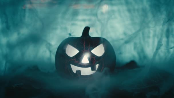 Labu Halloween Dengan Jaring Laba Laba Dan Latar Belakang Menakutkan — Stok Video