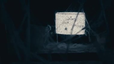 Depremden sonra statik ses sinyali ve fay lambalı TV.