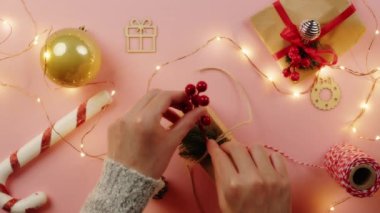 Masadaki Noel hediye kutusunu hazırla. Tepeden dikey çekim.