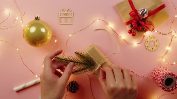 Bereiten Sie Die Weihnachtsgeschenkschachtel Auf Dem Tisch Vor Senkrechtschuss Über — Stockvideo