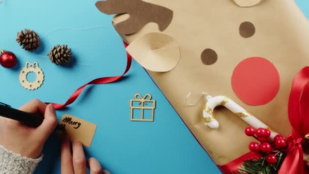 Förbered Julklappslådan Bordet Overhead Vertikal Fotografering — Stockvideo