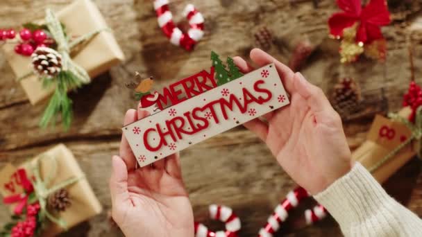 Masadaki Noel Hediye Kutusunu Hazırla Tepeden Dikey Çekim — Stok video
