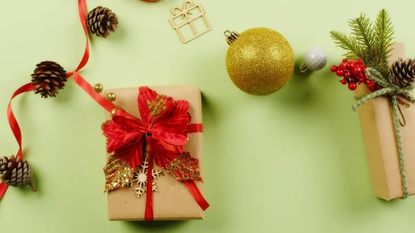 Siapkan Kotak Hadiah Natal Atas Meja Penembakan Vertikal Atas Kepala — Stok Foto