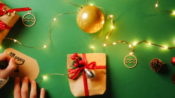 Siapkan Kotak Hadiah Natal Atas Meja Penembakan Vertikal Atas Kepala — Stok Foto