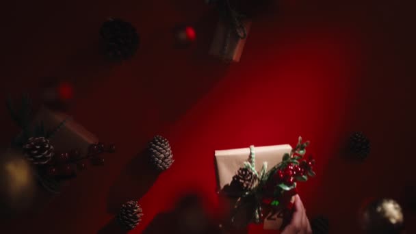 Χριστουγεννιάτικα Δώρα Κουτί Τοποθετείται Ένα Τραπέζι Για Τις Διακοπές Εναέρια — Αρχείο Βίντεο