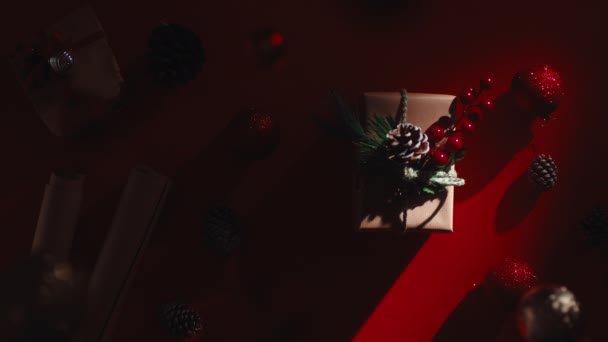 Рождественские Подарки Коробка Помещена Стол Праздник Над Головой Вертикальные Съемки — стоковое видео