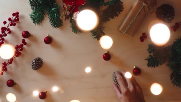 Kerstcadeautjes Doos Geplaatst Een Tafel Voor Vakantie Overhead Verticale Shoot — Stockvideo