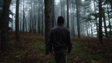 Çocuk sisli havada dağ ormanlarında yürüyor ve nefes alıyor..