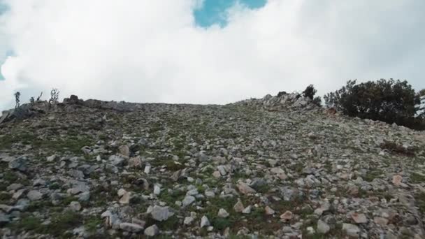 Cima Una Montagna Secca Con Pietre Terreno Grigio — Video Stock