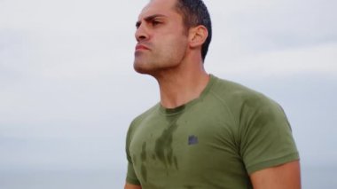 Adam yağmurlu ve bulutlu bir günde dışarıda spor antrenmanı yapıyor..