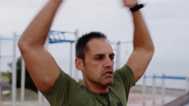 Adam yağmurlu ve bulutlu bir günde dışarıda spor antrenmanı yapıyor..