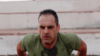 Adam yağmurlu ve bulutlu bir günde dışarıda spor antrenmanı yapıyor..