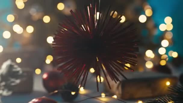 Boże Narodzenie Czerwony Obiekt Dekoracji Przed Rozmytym Drzewem — Wideo stockowe