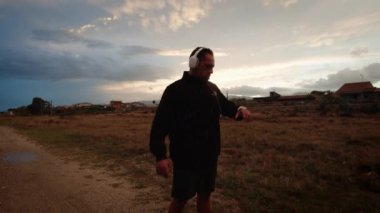 Umutsuz koşucu yarış boyunca kötü hava yüzünden hayal kırıklığına uğradı.